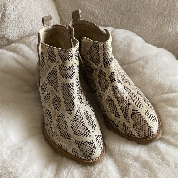 Diba True short side booties size 8 - Picture 3 of 11